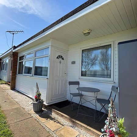 Signature, Scratby - Two Bed Chalet, Sleeps 7, Free Wi-Fi, Bed Linen And Towels Included, Pets Welcome And Onsite Entertainment Available Exterior foto