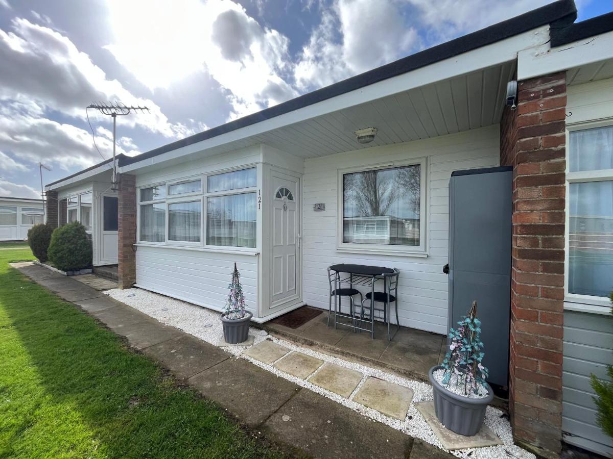 Signature, Scratby - Two Bed Chalet, Sleeps 7, Free Wi-Fi, Bed Linen And Towels Included, Pets Welcome And Onsite Entertainment Available Exterior foto