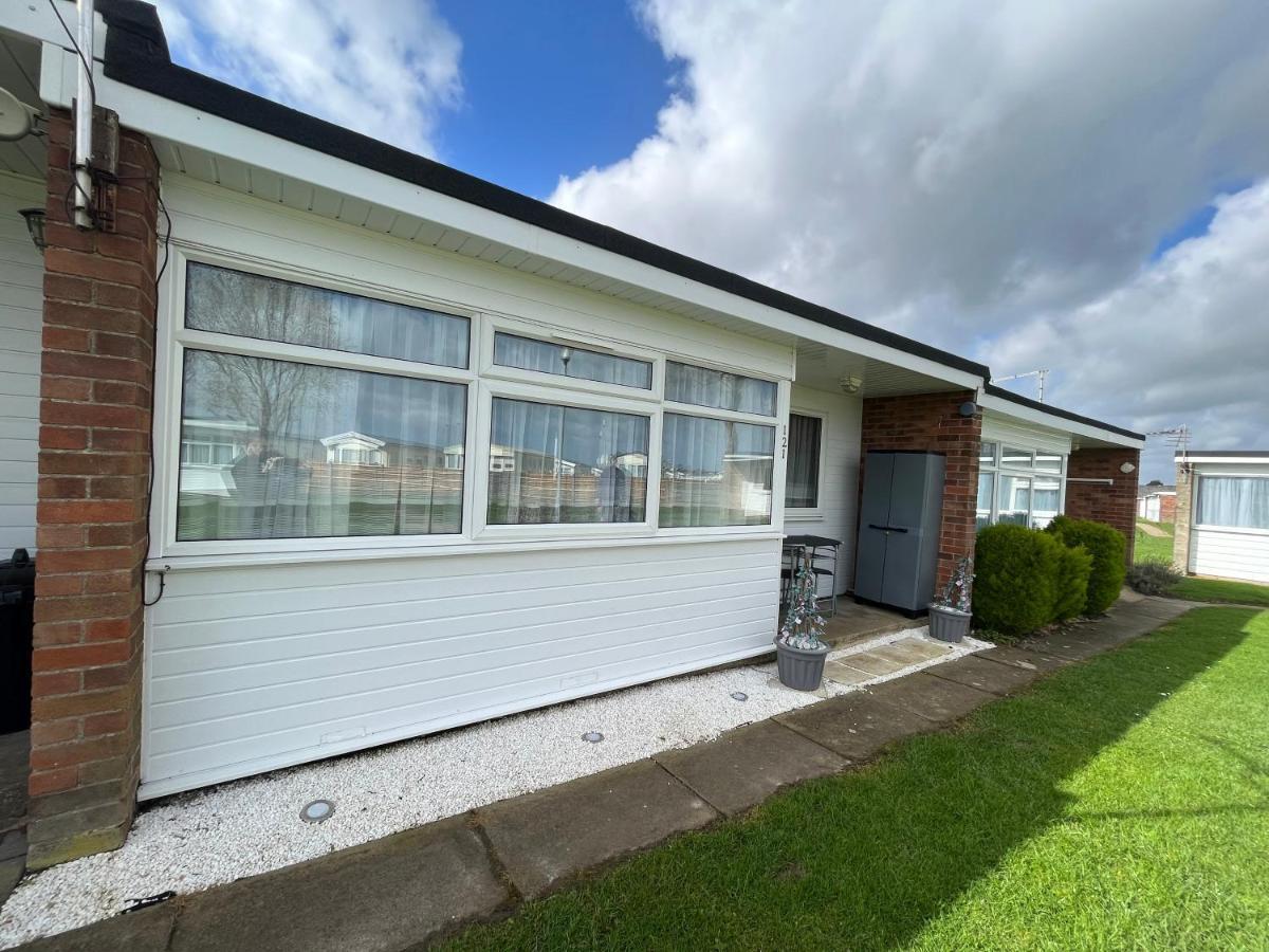 Signature, Scratby - Two Bed Chalet, Sleeps 7, Free Wi-Fi, Bed Linen And Towels Included, Pets Welcome And Onsite Entertainment Available Exterior foto